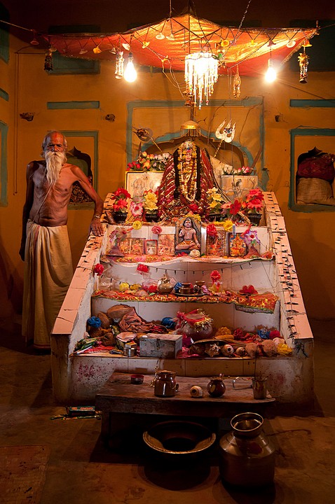 Orchha - kapłan we wnętrzach świątyni (Indie 2010 - portety i inni ludzie)